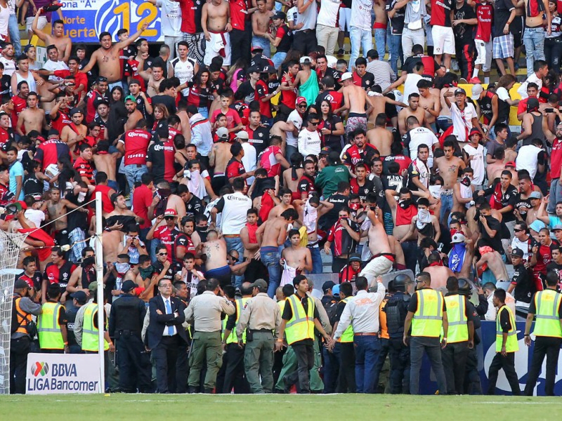 porra atlas invade cancha