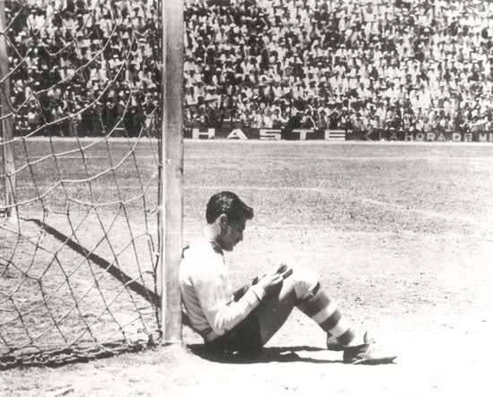 tubo gomez leyendo en partido