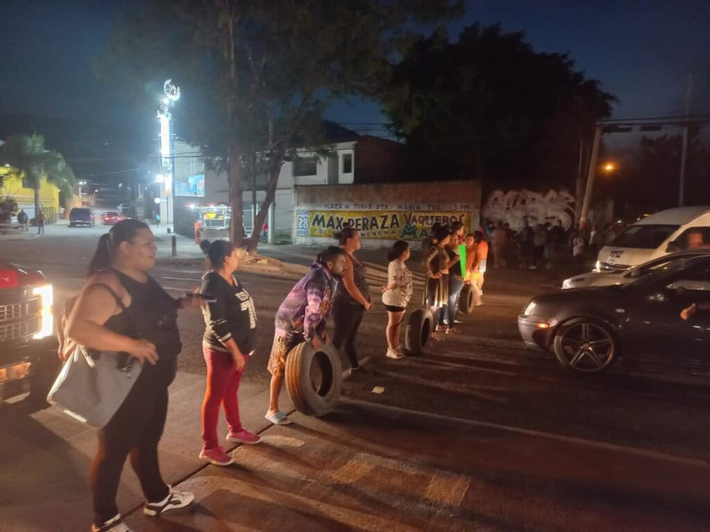 Vecinos del fraccionamiento Casa Blanca bloquean calles por falta de agua en Tlajomulco