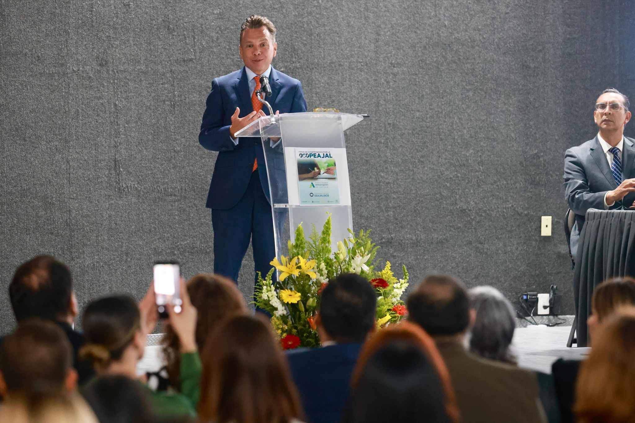 Informe de gobierno: Lemus huye a los diputados*