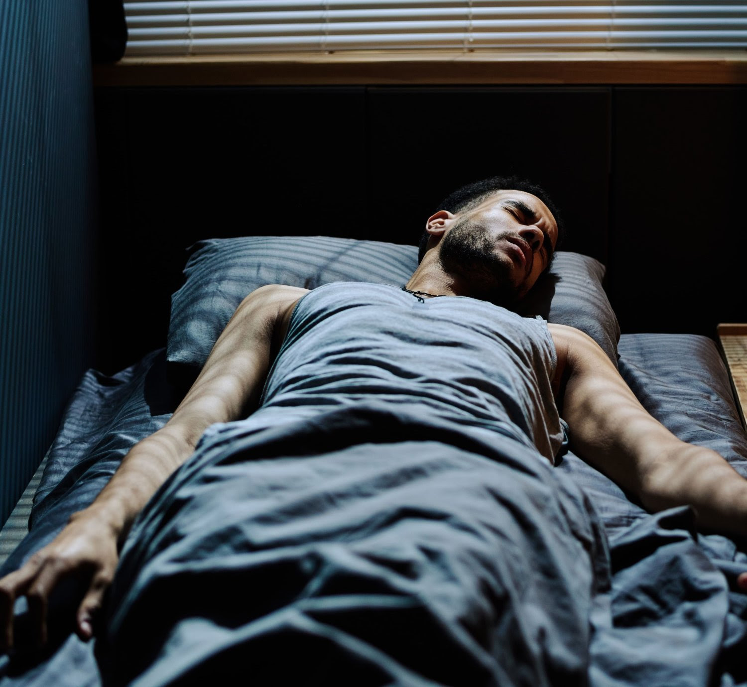 ¿Se te "subió el muerto"? La ciencia detrás de la parálisis del sueño y cómo controlarla