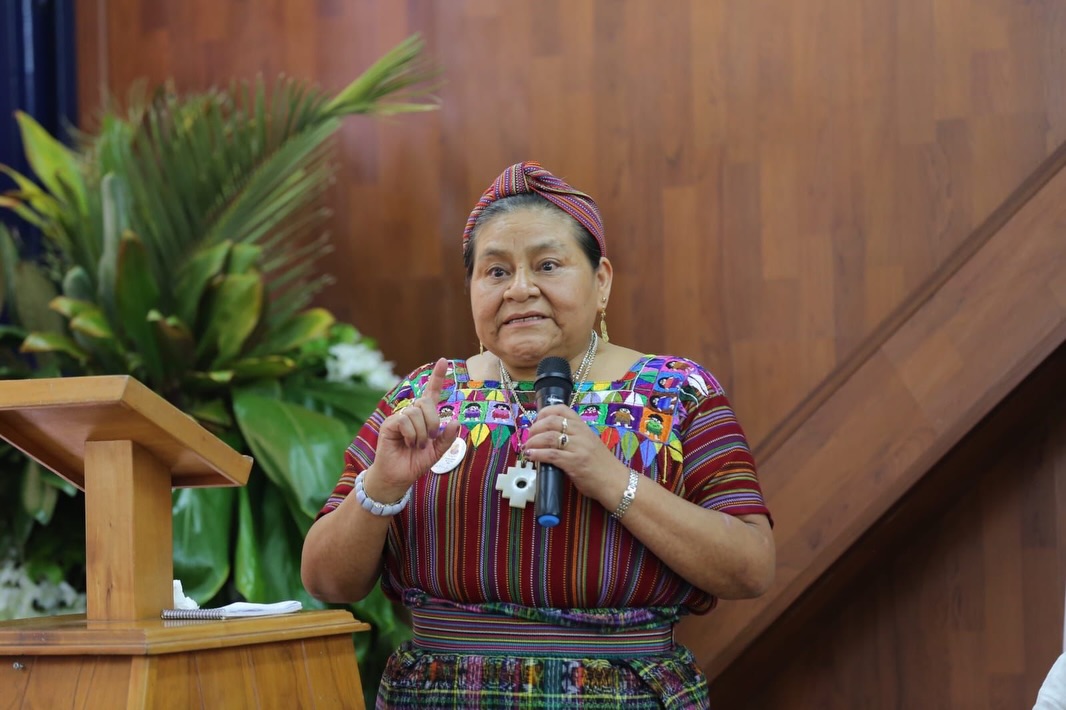rigoberta menchu paraninfo universidad de guadalajara