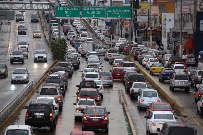 Se quejan vecinos por obra del gobierno federal en avenida López Mateos