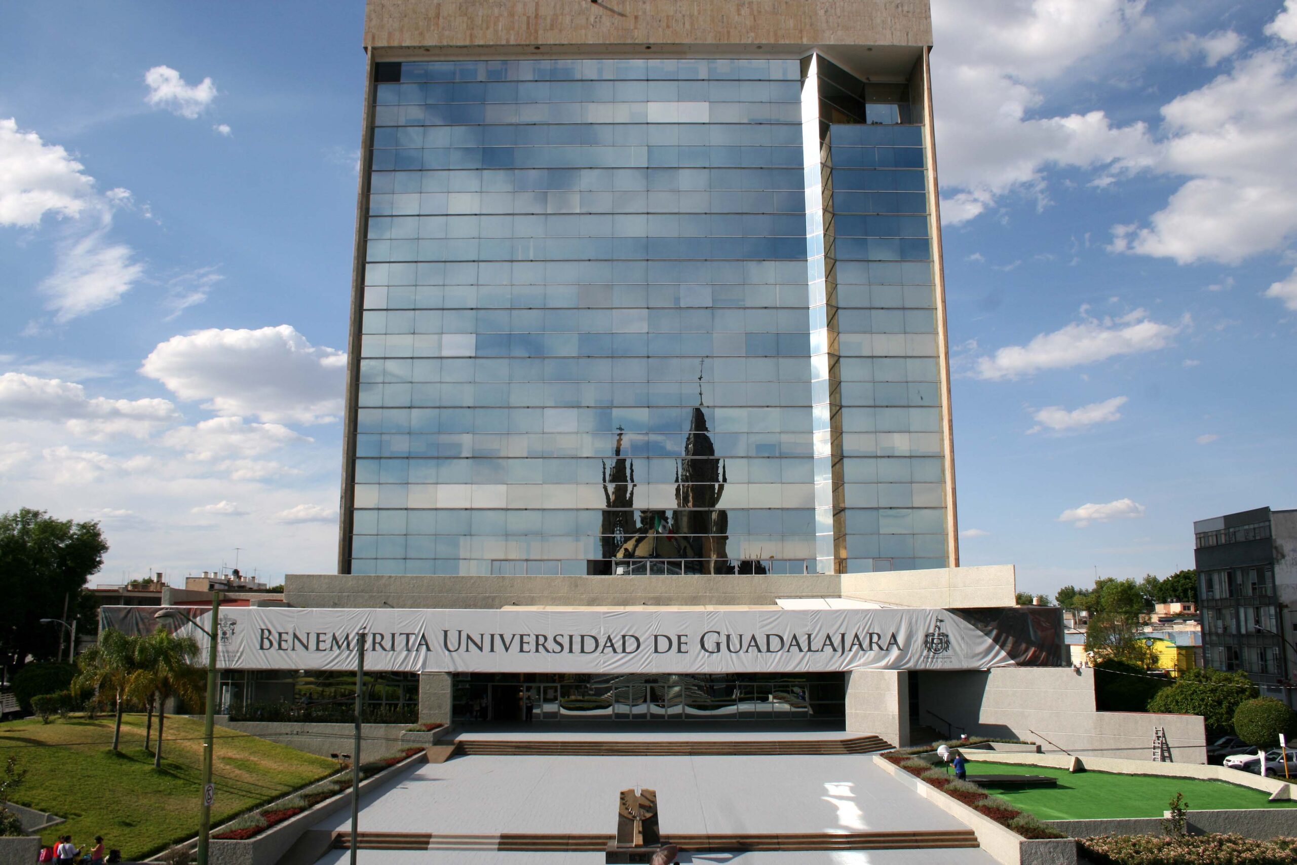 Las instituciones y el tamaño de las personas