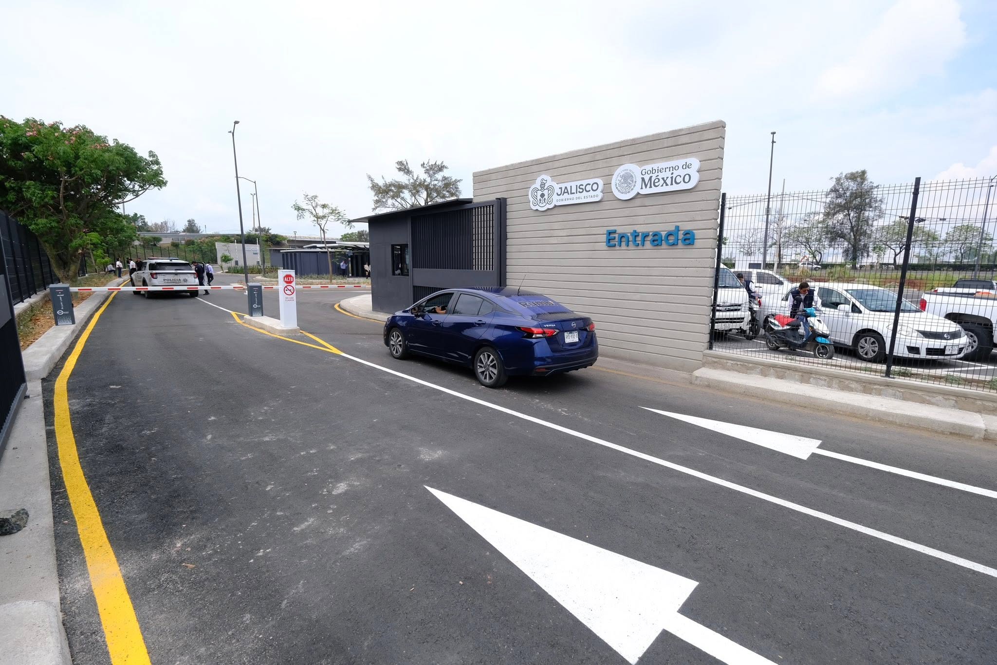 Autos de plataforma y el patio del aeropuerto de Guadalajara